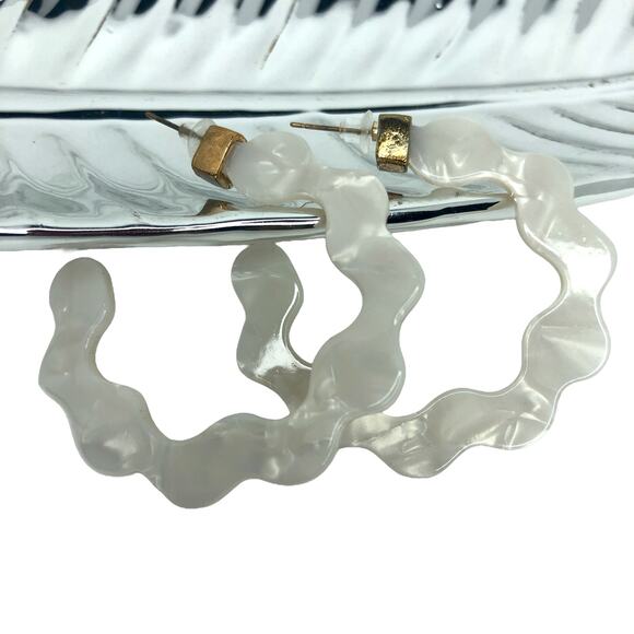 White Wavy Hoop Earrings - Picture 3 of 4